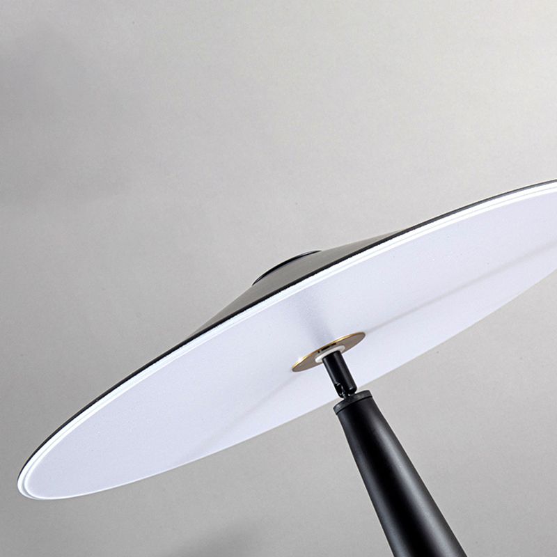 Penrelevia Metal Floor Lamp-Moonnatur
