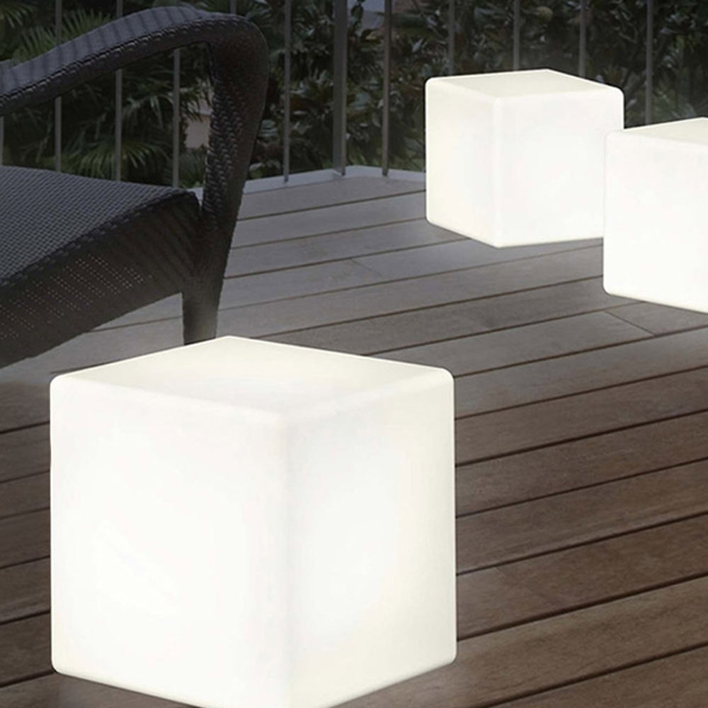 Cardelara Polyethylene Outdoor Light-Moonnatur