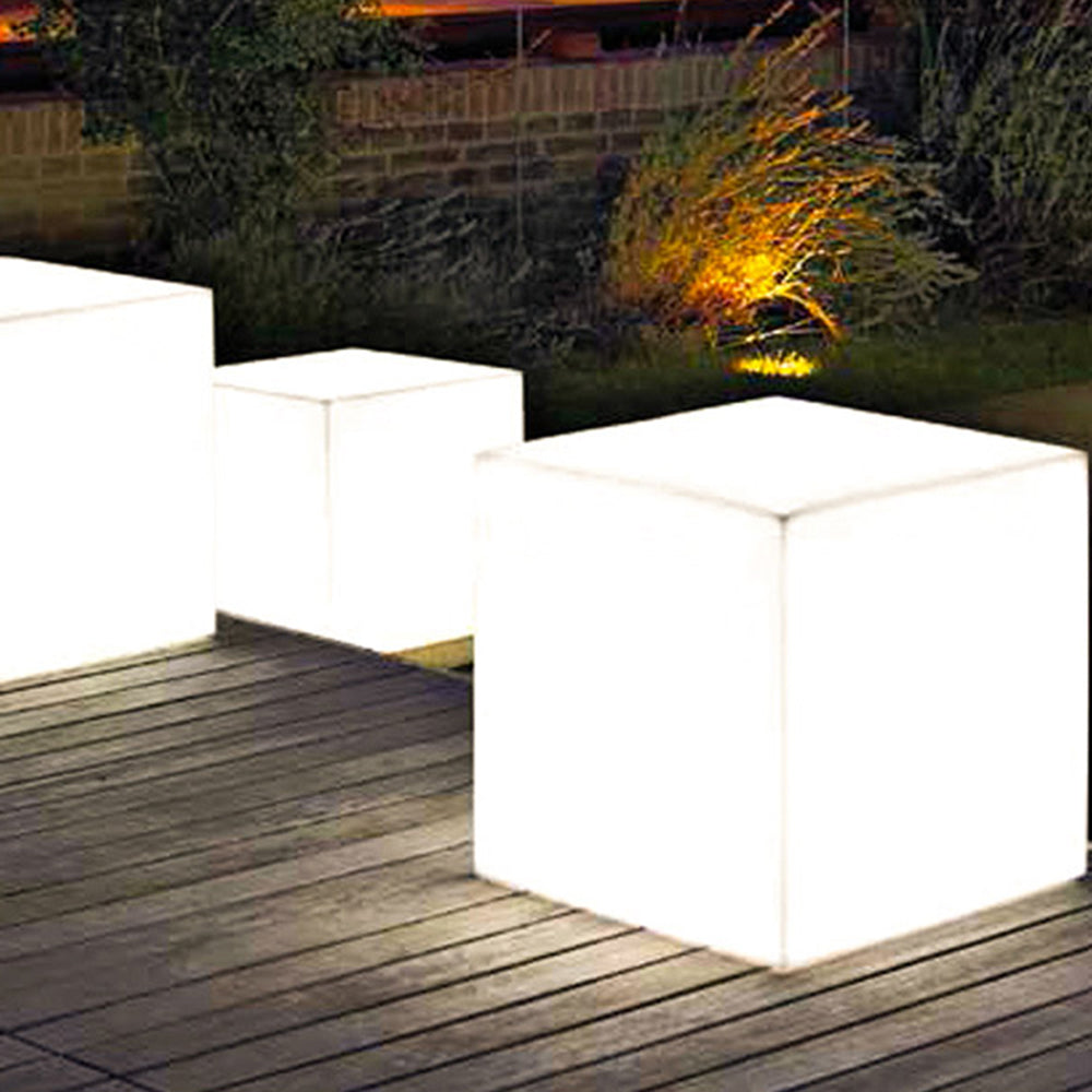 Cardelara Polyethylene Outdoor Light-Moonnatur