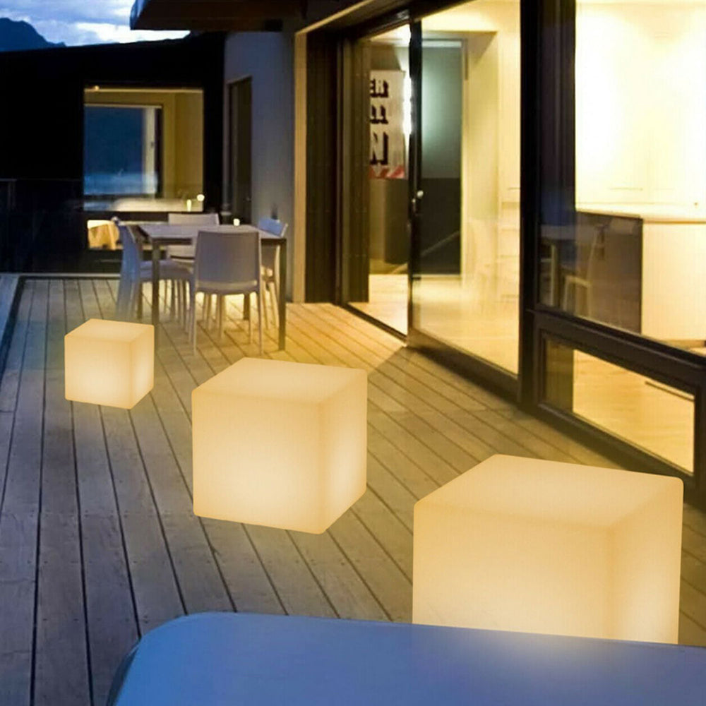Cardelara Polyethylene Outdoor Light-Moonnatur