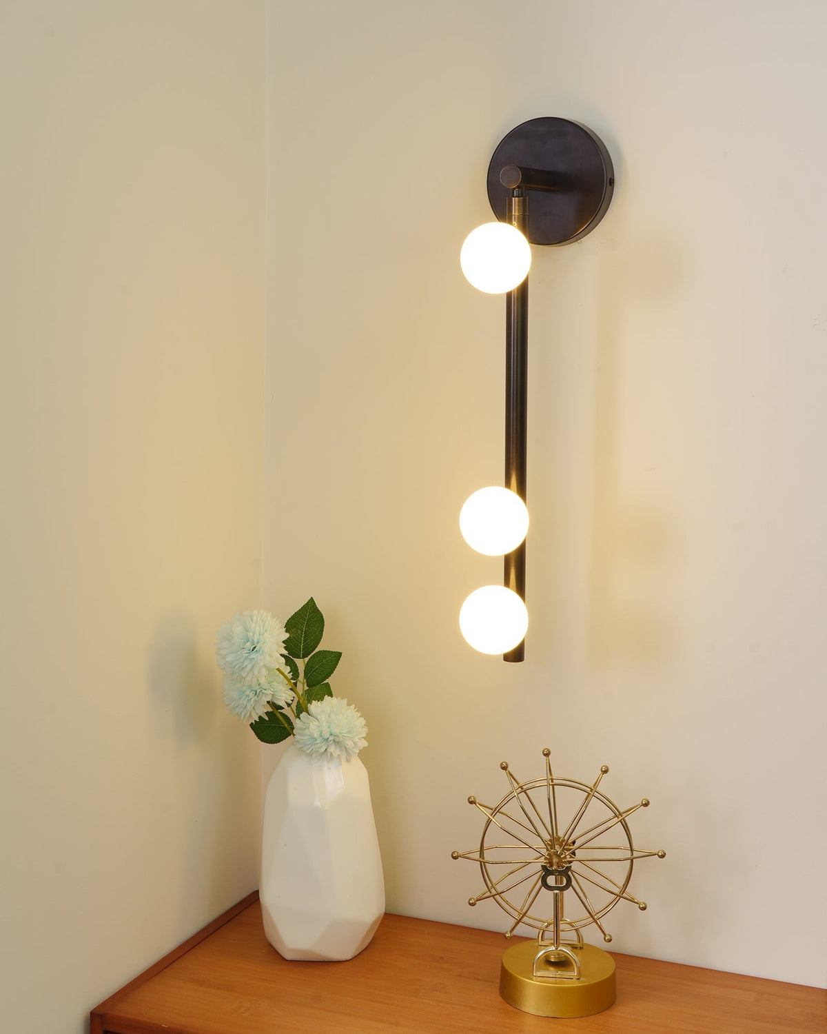 Zyvora Brass Wall Lamp-Moonnatur