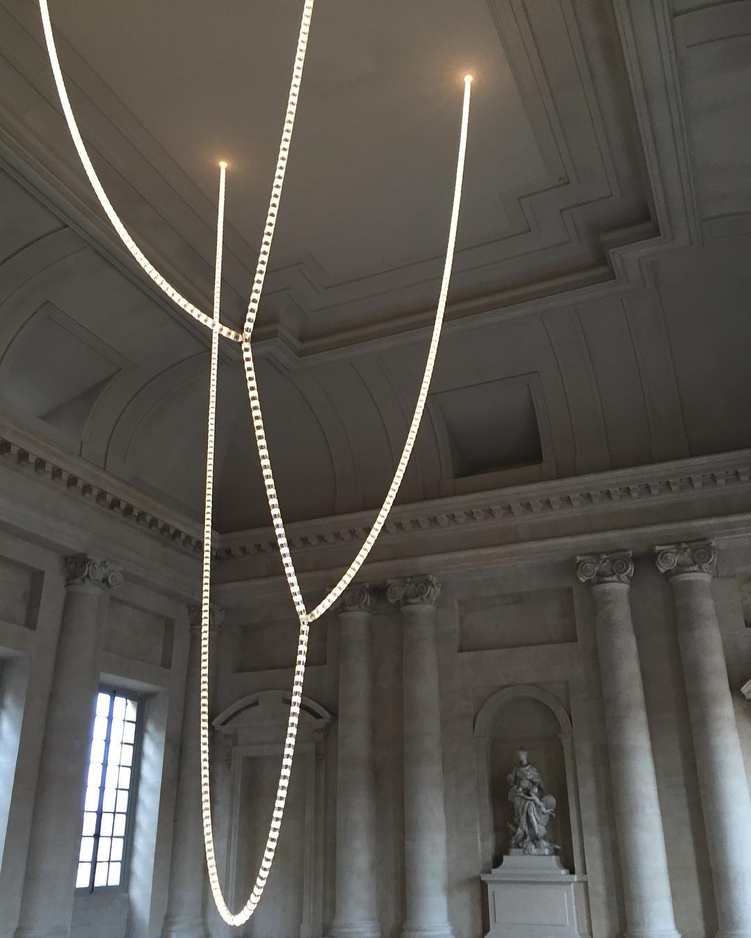 Hadrenis Acrylic Chandelier-Moonnatur