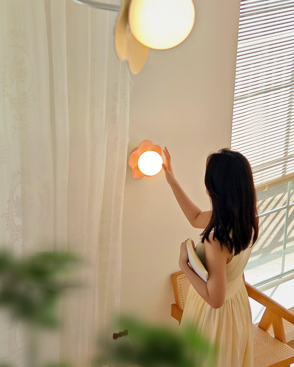 Dahlavelle Resin Wall Light-Moonnatur