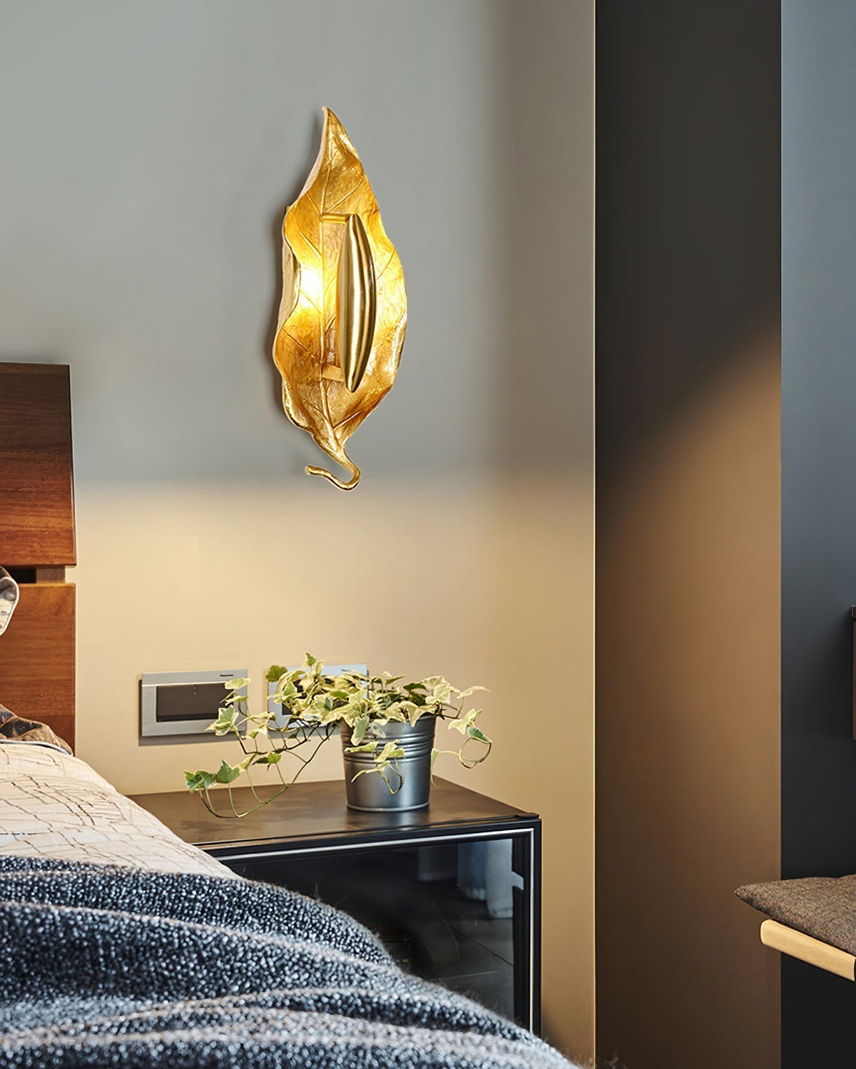 Vardeneth Brass Wall Light-Moonnatur