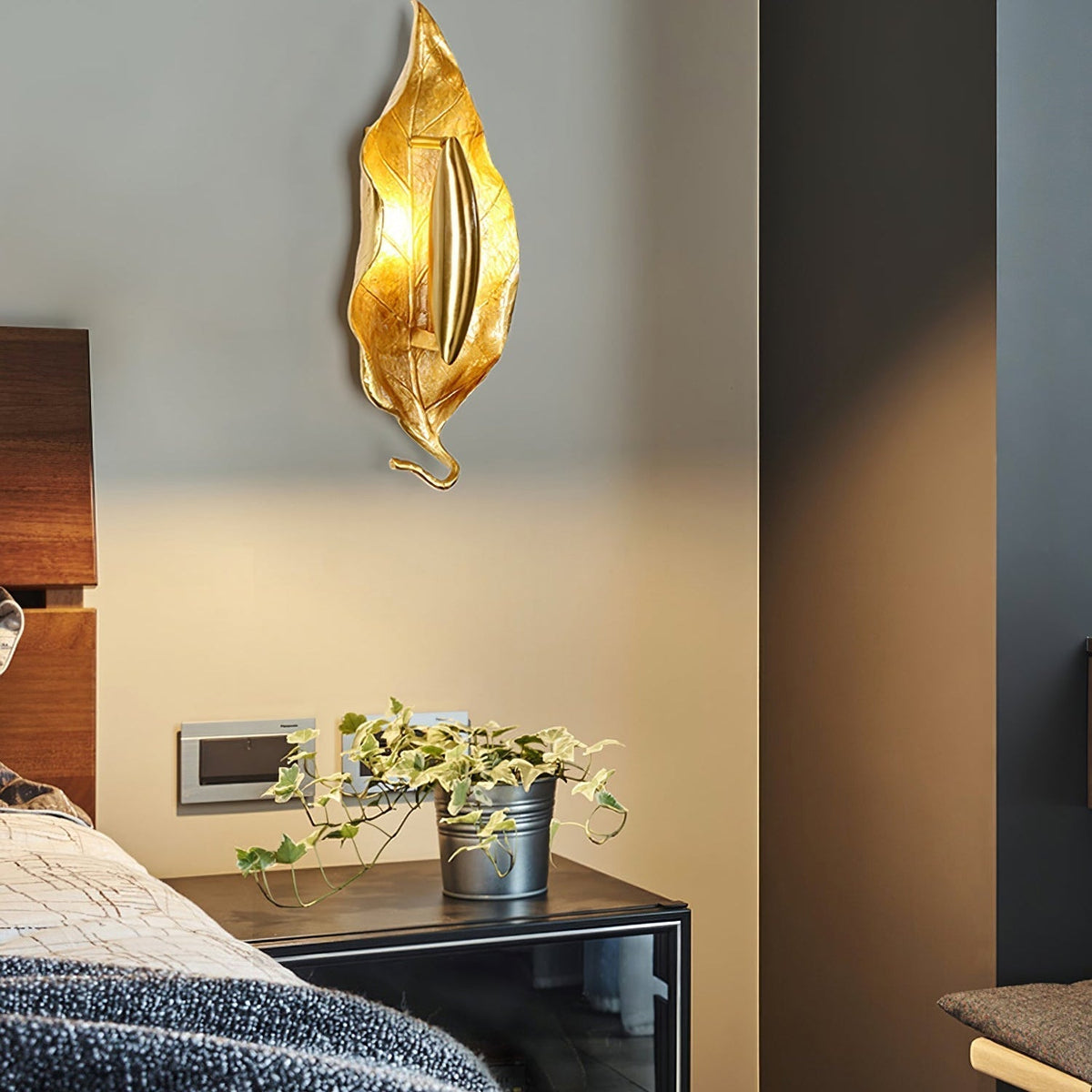 Vardeneth Brass Wall Light-Moonnatur