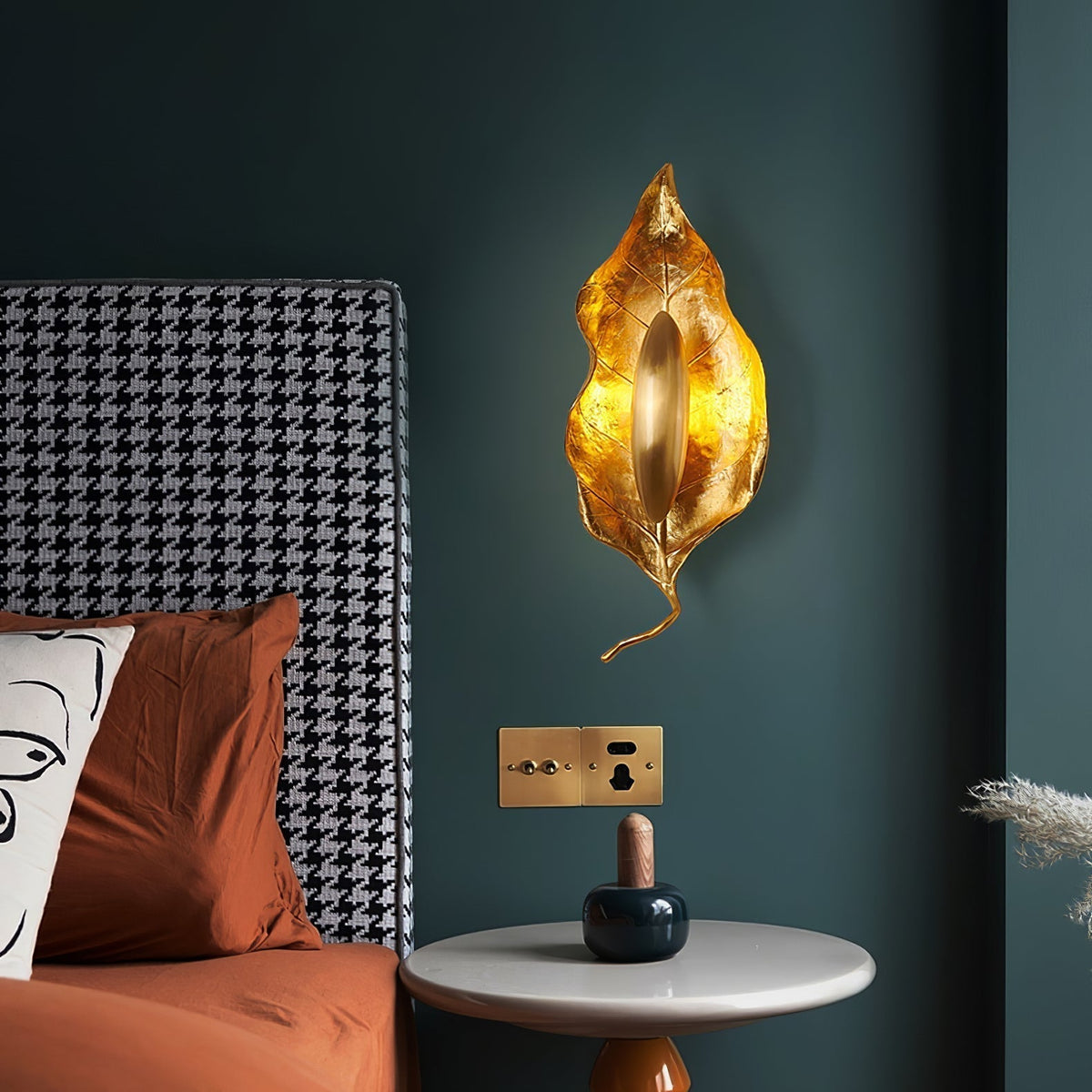 Vardeneth Brass Wall Light-Moonnatur