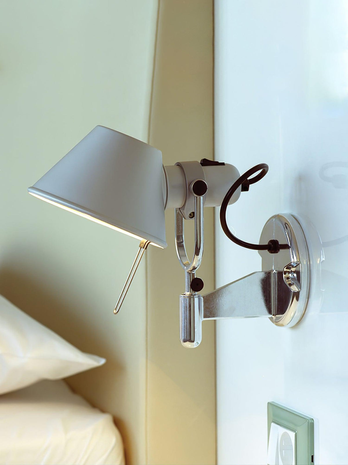 Xerenwyn Aluminium Wall Light-Moonnatur