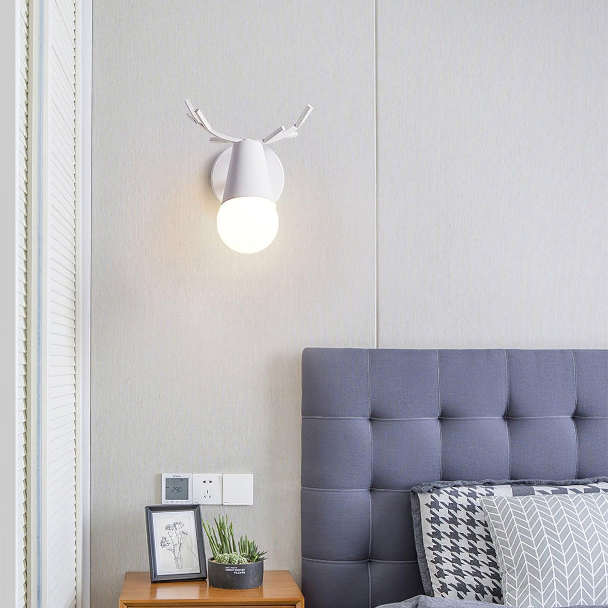 Caperwyn Iron Wall Light-Moonnatur